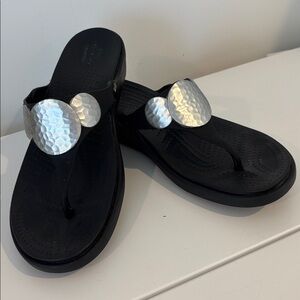 CROCS Sanrah hammered circle wedge sandals black silver dual comfort size 10